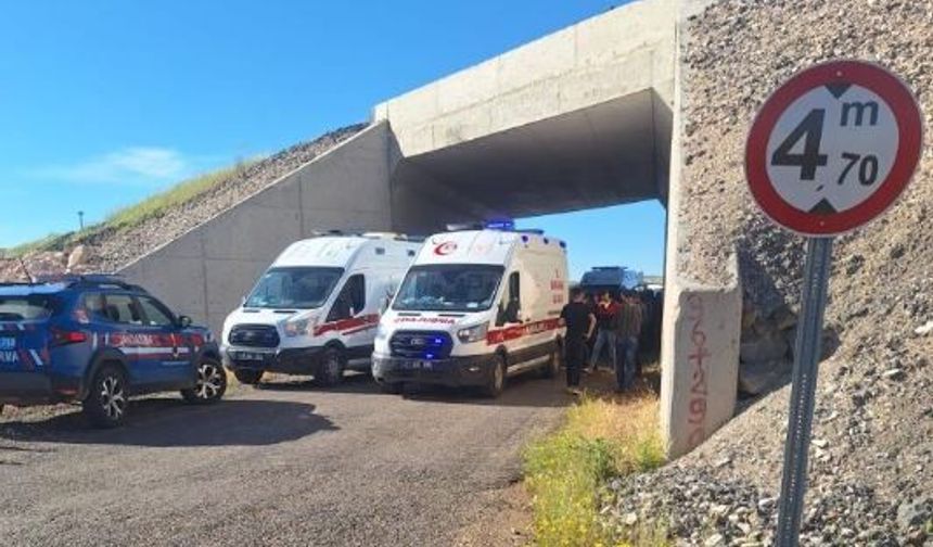 Diyarbakır'da otomobil alt geçitte duvara çarptı: 5 yaralı