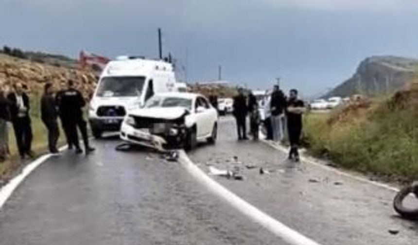 Diyarbakır'da otomobil ile motosiklet kafa kafaya çarpıştı