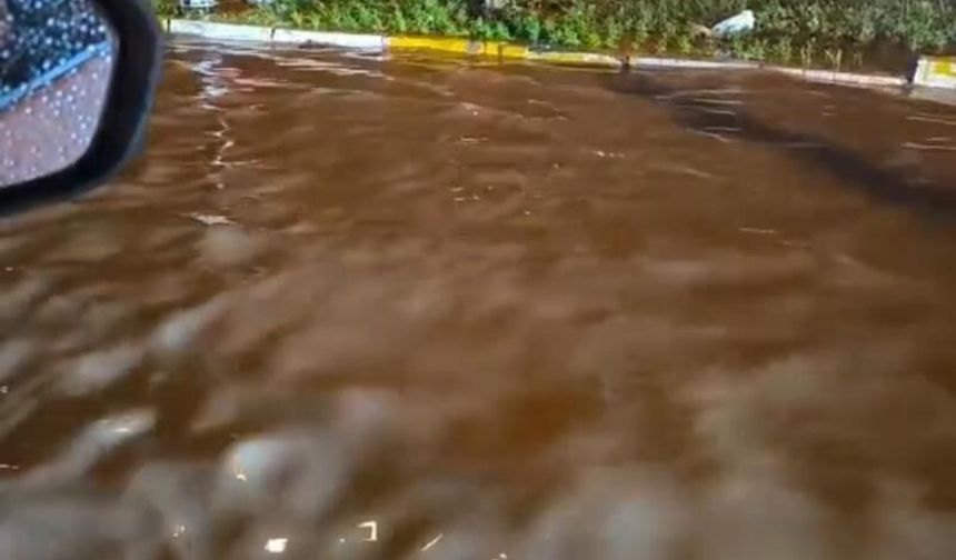 Diyarbakır'da şiddetli yağış: Cadde ve yollar göle döndü