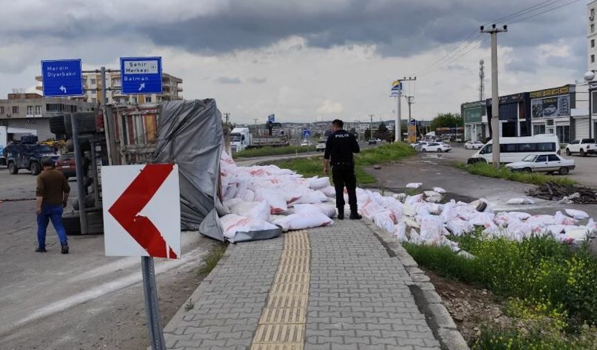 Diyarbakır'da un yüklü tır devrildi: 4 yaralı