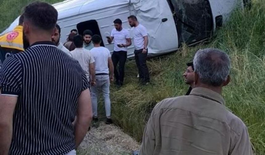 Diyarbakır'da yolcu minibüsü takla attı: 15 yaralı