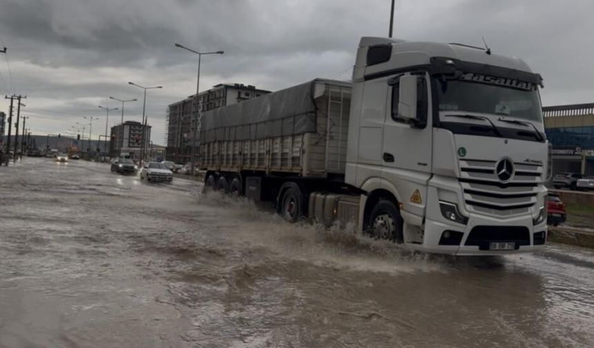 Diyarbakır'ı sağanak vurdu, yollar göle döndü
