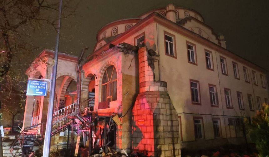 Elazığ'da yıldırımın isabet ettiği caminin minaresi yıkıldı