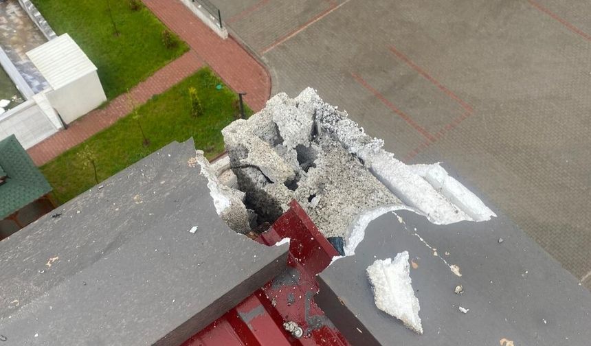 Diyarbakır’da apartman çatısına yıldırım düştü
