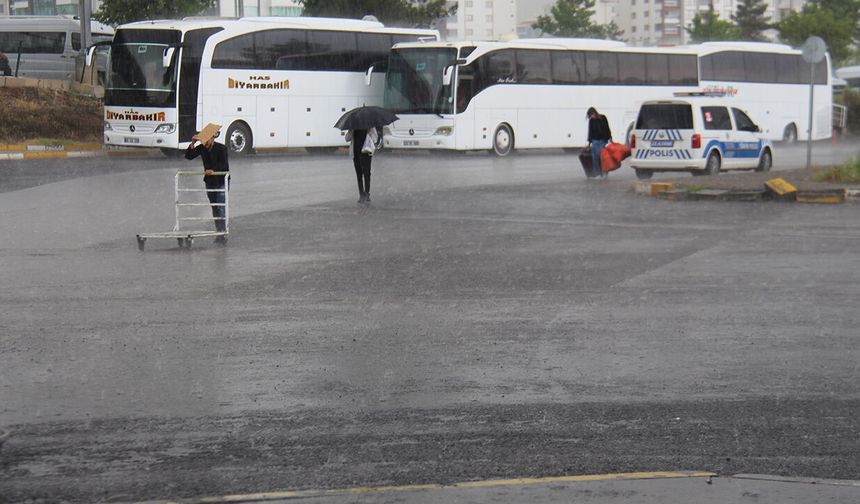 Diyarbakır’da sağanak yağmur etkili oluyor