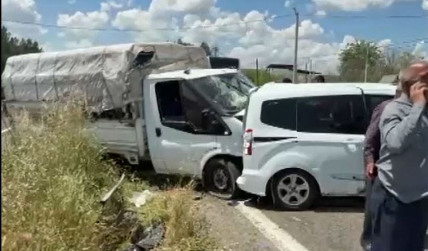 Diyarbakır'da kamyonetle hafif ticari araç çarpıştı: 1'i ağır 4 yaralı