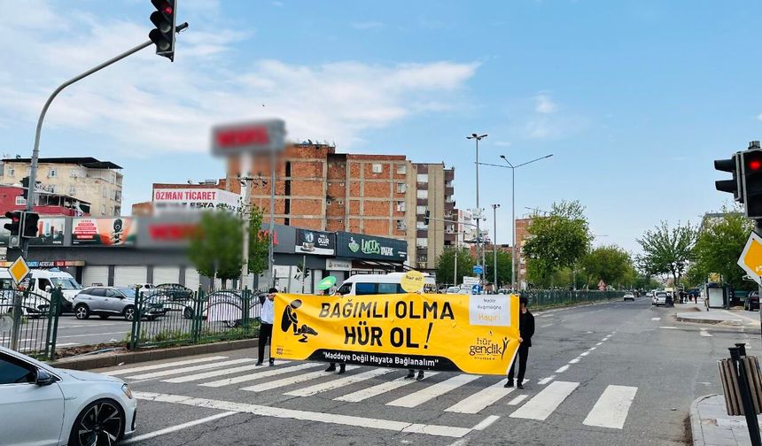 Diyarbakır'da kırmızı ışıkta bağımlılık farkındalığı
