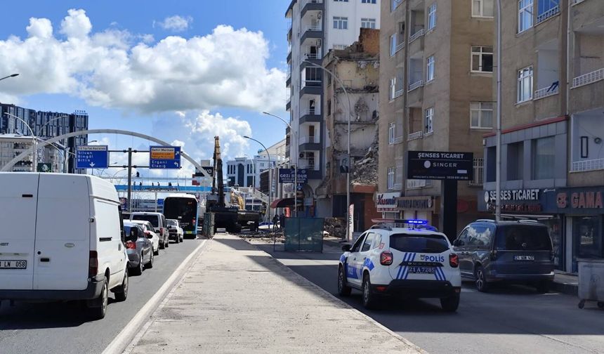 Diyarbakır'da yıkım çalışması nedeniyle trafik aksadı