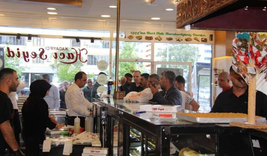 Diyarbakır’da bayram arifesinde tatlıcılarda uzun kuyruklar oluştu