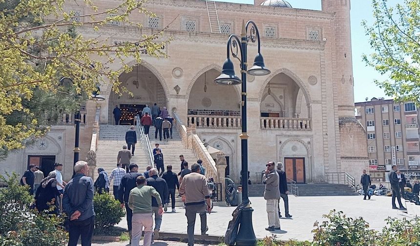 Sol örgütlerin işçi kutlamalarını Cuma namazına denk getirmesi tepki çekti