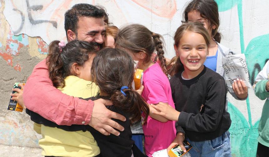 Diyarbakır'da küçükken hep 'bekledi' şimdi çocuklara ücretsiz dağıtıyor