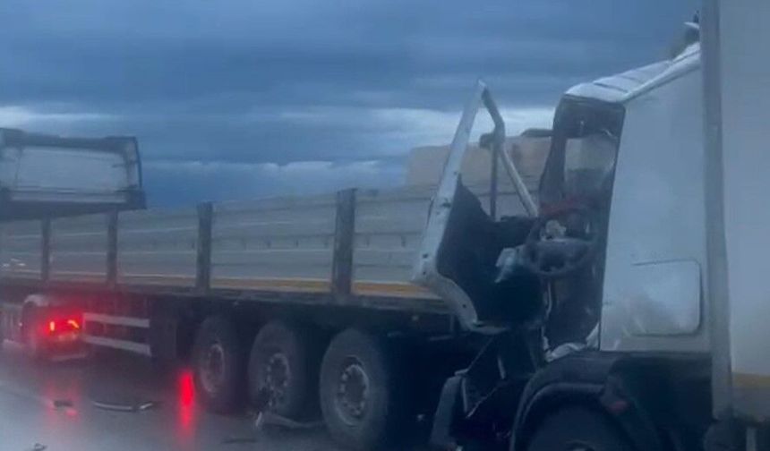 TAG'da otomobil, yolcu otobüsü ve TIR çarpıştı: 1'i ağır 5 yaralı