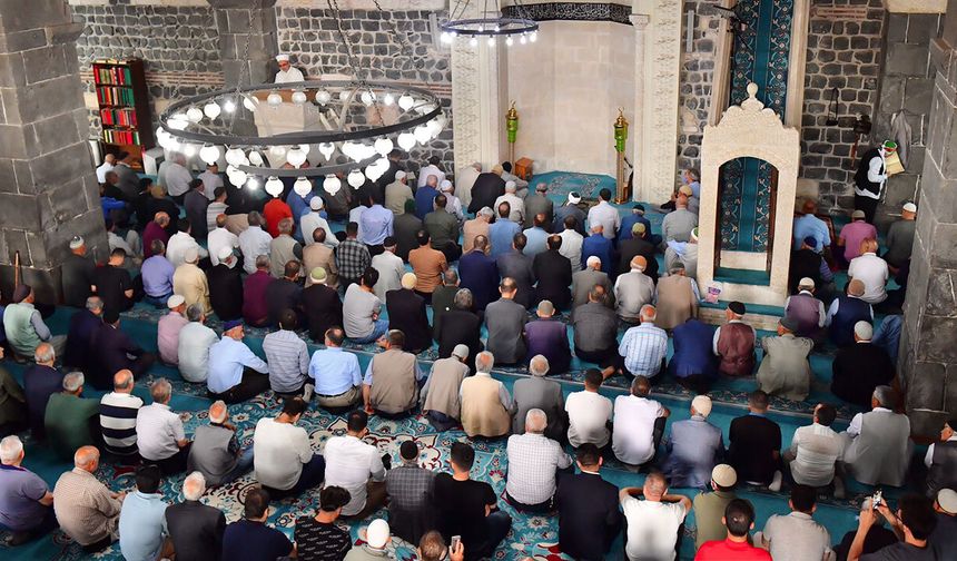 Diyarbakır'da bayram namazında camiler doldu