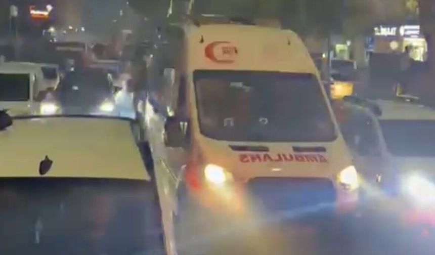 Kutlamalarda yorgun mermi vakası: Ambulans ilerleyemedi