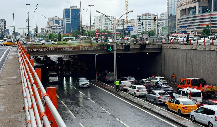 Diyarbakır'ın altyapısı sağanak yağış taşıyamadı: Yollar göle döndü