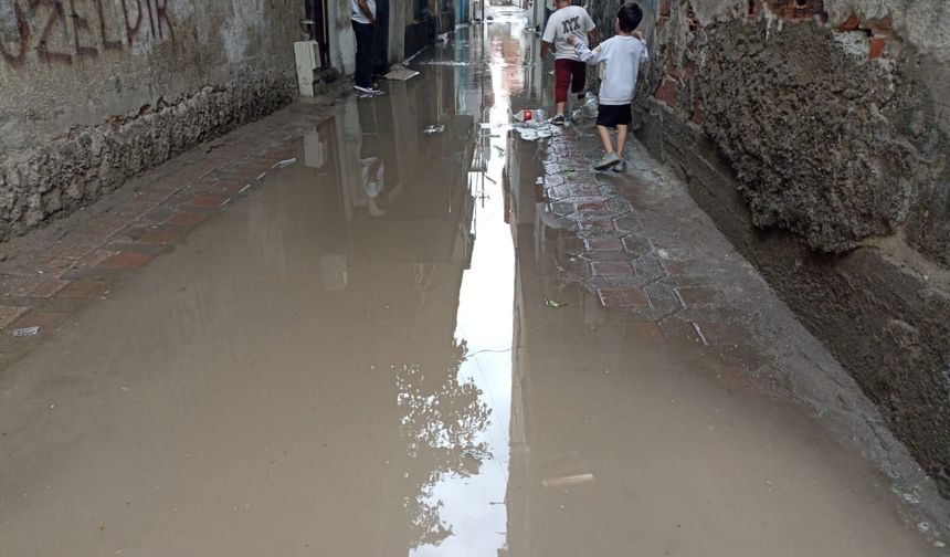 Diyarbakır’da sağanak sonrası kanalizasyonlar taştı