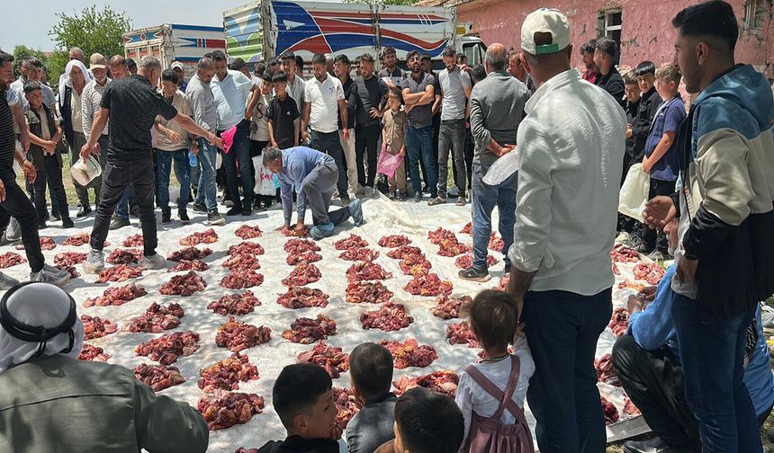 Diyarbakır’da örnek dayanışma geleneği: Kurban etleri mahalledeki tüm hanelere ulaştırılıyor