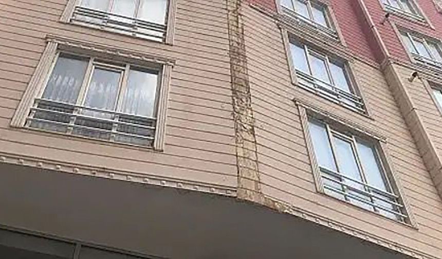 Apartmanın dış cephe kaplaması otomobilin üzerine düştü