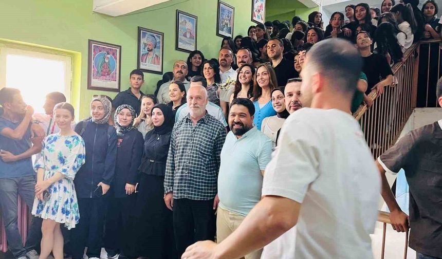 Diyarbakır'da 20 yıldır görev yaptığı okuldan alkışlar eşliğinde ayrıldı