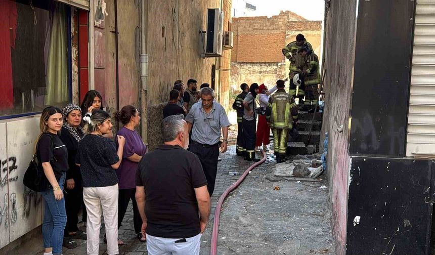 Diyarbakır'da bina girişindeki odunluk alev aldı