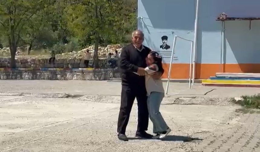 Diyarbakır'da dede ile torunun gülümseten sevgisi