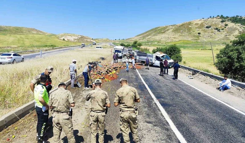 Diyarbakır'da sebze yüklü kamyonetin tekeri patladı