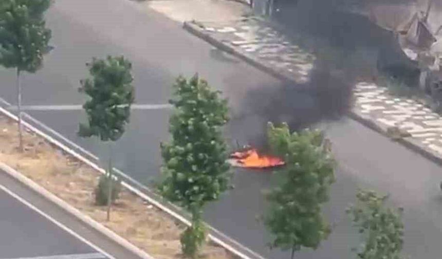 Diyarbakır'da seyir halindeki motosiklet alev topuna döndü