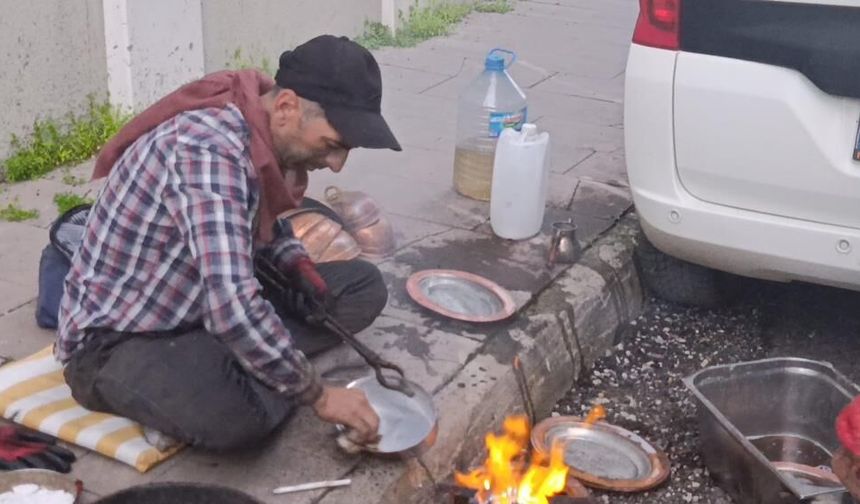 Alın teriyle geçim: Karı-koca kalaycılıkla ekmeklerini kazanıyor