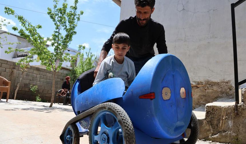 Diyarbakır'da engelli çocuğu için paletli, akülü araba yaptı