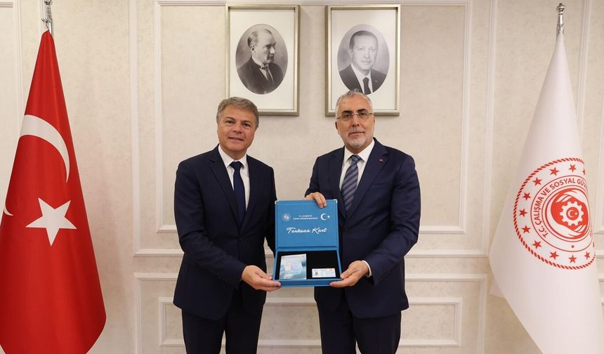 Bakan Işıkhan, Renault Group'a Turkuaz Kart'ı teslim etti