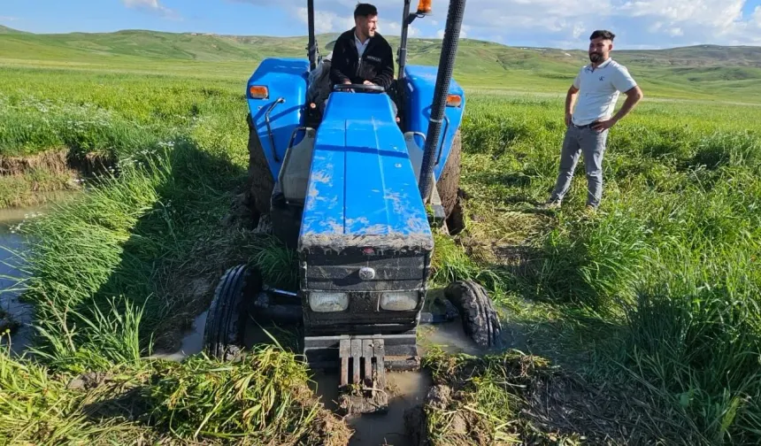 Bitlis'te gazetecinin zorlu yayla dönüşü: Çamura saplanan araç 5 saatte kurtarıldı