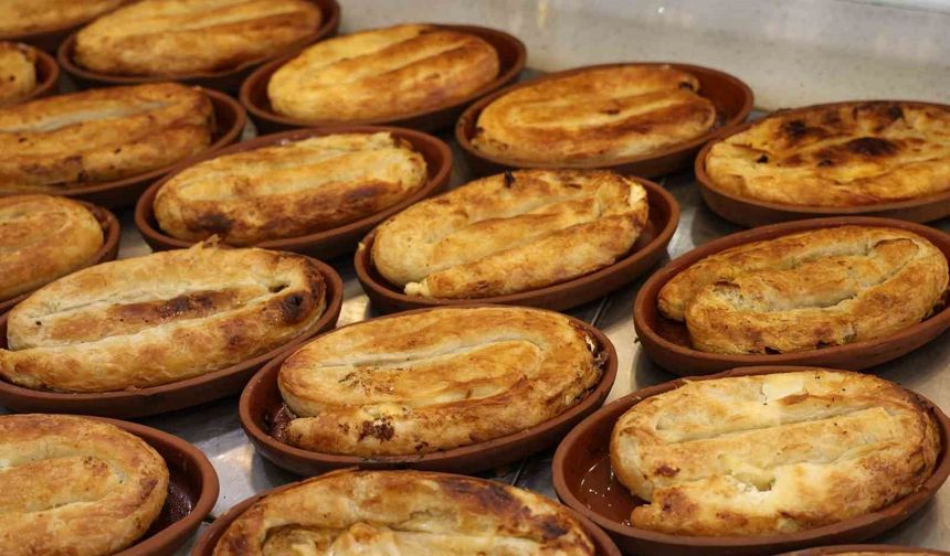 Diyarbakır'da  çömleklerde pişirilen  börek talep görüyor