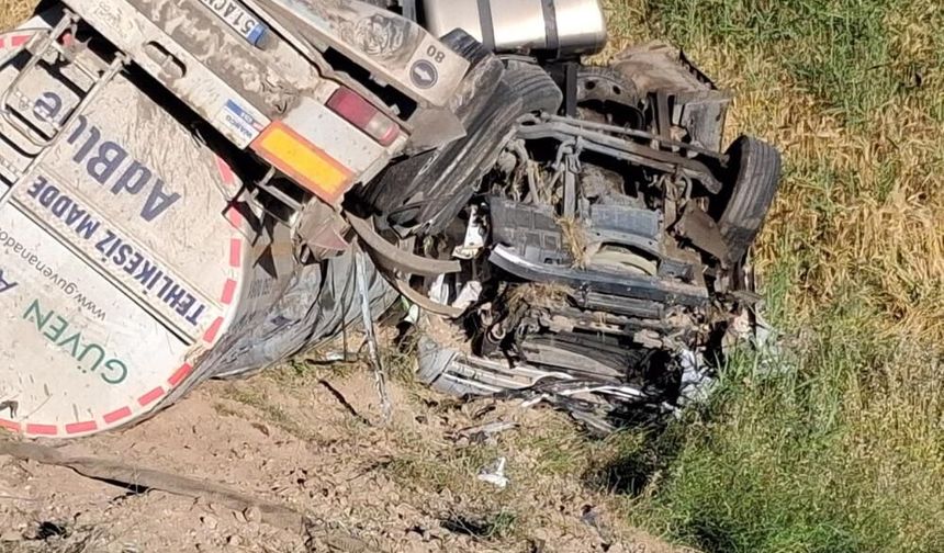 Diyarbakır yolunda kaza! Kamyon ile otomobil çarpıştı