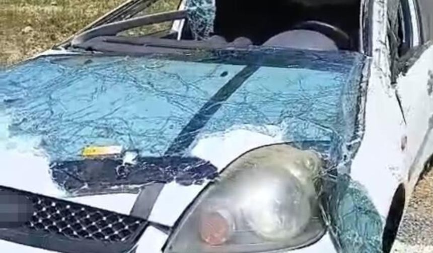Diyarbakır'da otomobil taziye yolunda şarampole devrildi: 3 yaralı