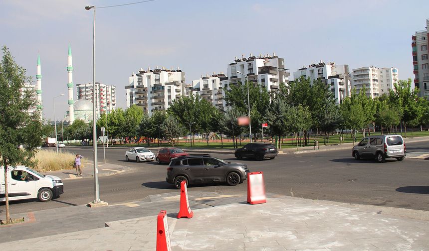 Diyarbakır'da tehlike saçan kavşak: Mahalleli trafik ışığı talep ediyor