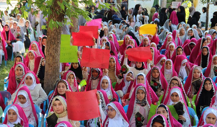 "Emrin başım üstüne" dediler; Batman'da yüzlerce genç kız tesettüre girdi