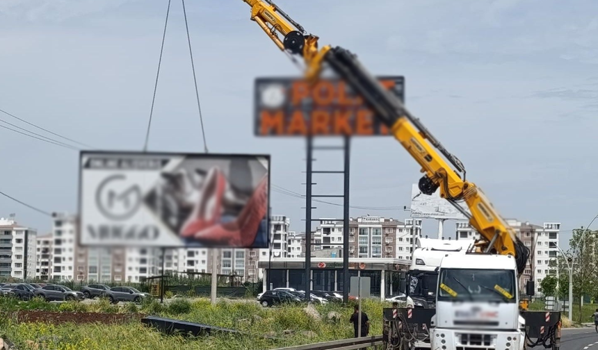 Diyarbakır’da mevzuata aykırı reklam panoları kaldırılıyor