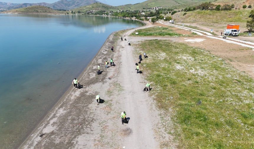 Hazar Gölü’nde 12 ton atık toplandı