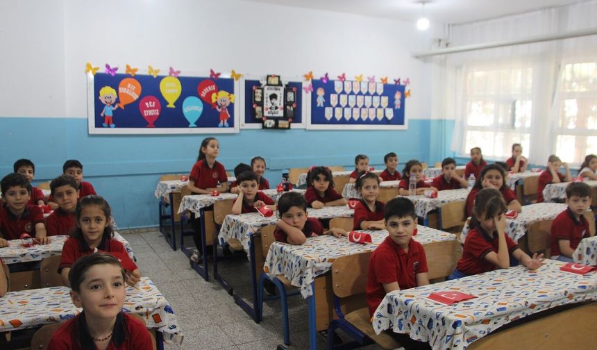 Mardin'de karne sevinci yaşayan öğrencilerden Gazze duyarlılığı