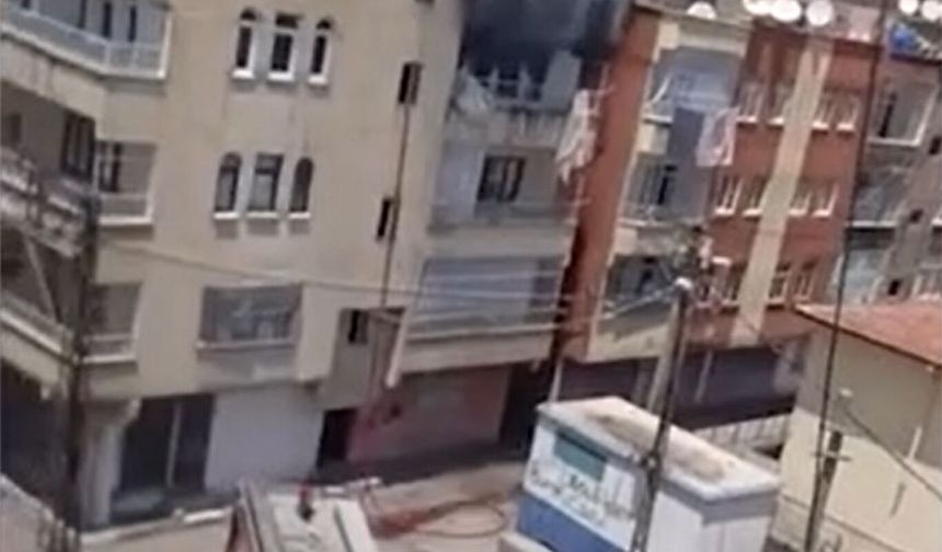 Diyarbakır'da apartman dairesinde yangın: Ev kullanılamaz hale geldi
