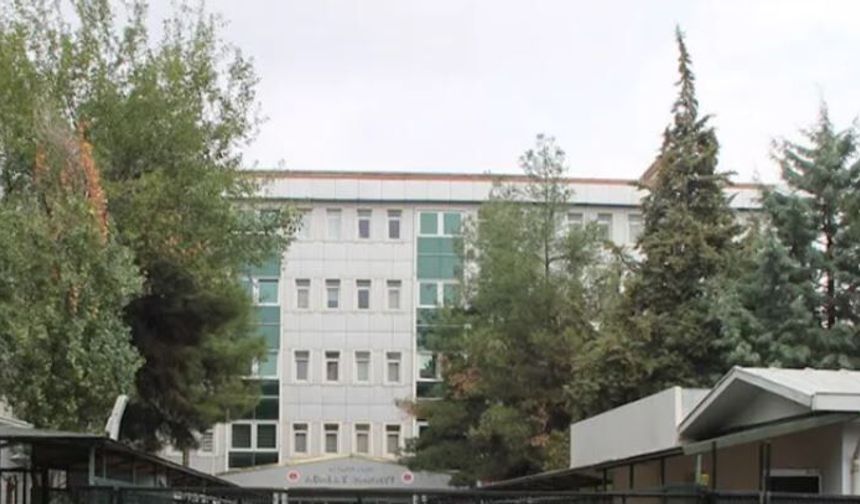 Diyarbakır adliye binasını görüntüleyip polisle tartışan 2 kişi tutuklandı