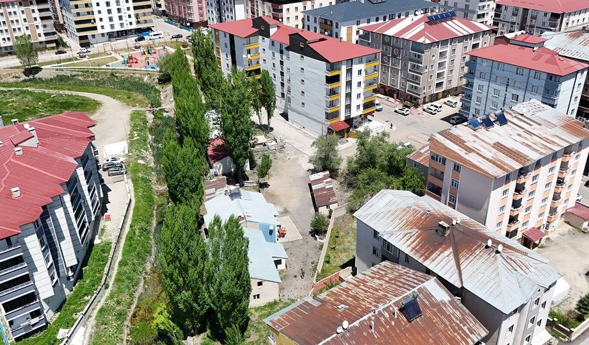 Şehrin göbeğinde lüks sitelerin arasında 40 yıllık bir köy hayatı