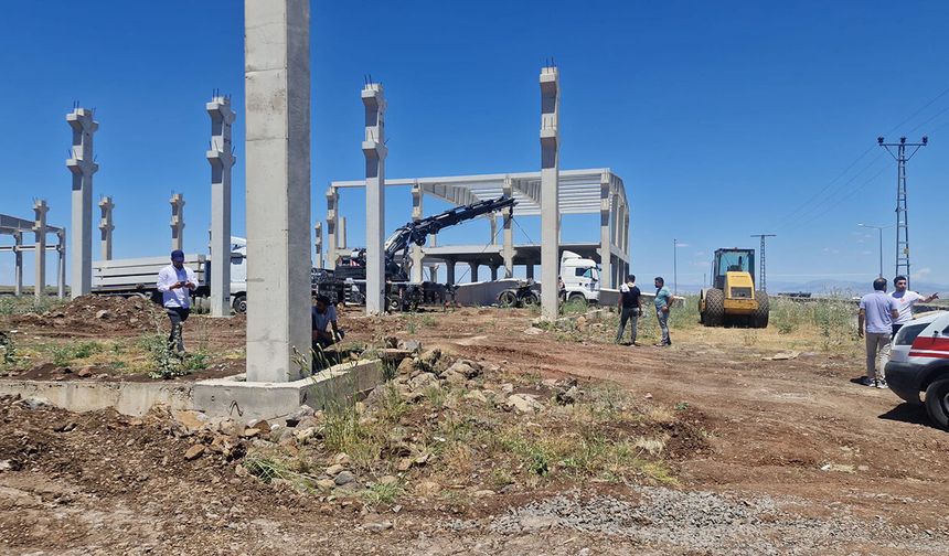 Diyarbakır’da işçiler beton duvarın altında kaldı: 1 ölü, 1 yaralı