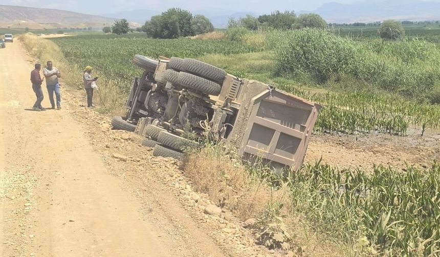 Silvan’da hafriyat kamyonu devrildi: 1 yaralı