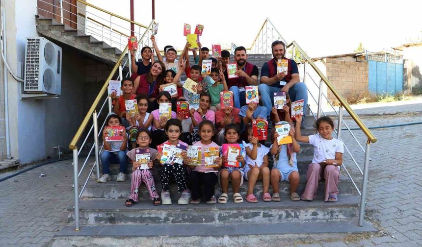 Diyarbakırlı çocuklar "Masal Sandığı" ile kitapla buluştu