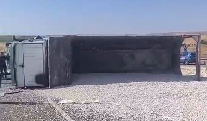Çınar'da çakıl yüklü kamyon devrildi: Sürücü yaralandı
