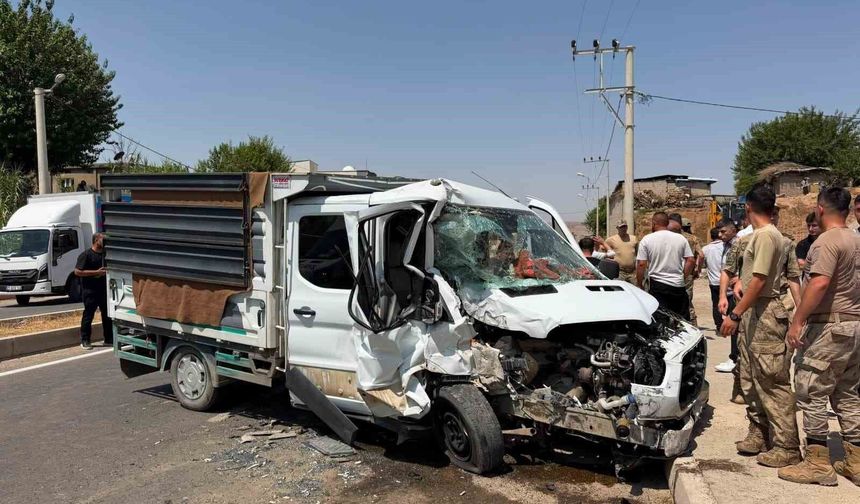 Cizre'de kamyonet ile dolmuş çarpıştı: 4 yaralı