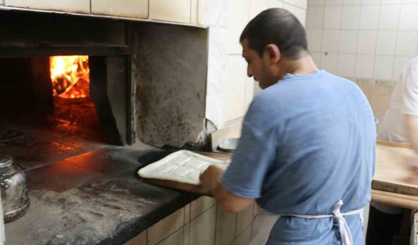 Diyarbakır'da 60 derece sıcakta 'ekmek' mesaisi