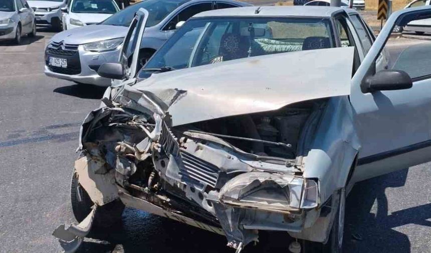 Diyarbakır'da otomobil kamyonetle çarpıştı: 1 yaralı