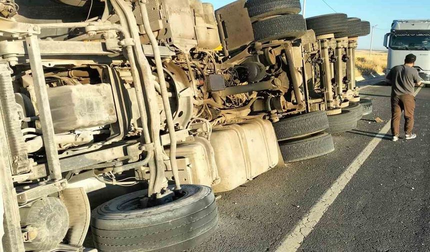 Diyarbakır'da tır şarampole devrildi: Bir yaralı